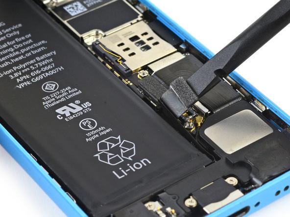 Отсоедините разъем батареи