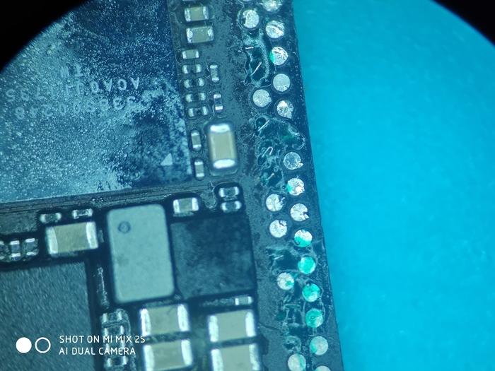 Плата iPhoneX под микроскопом