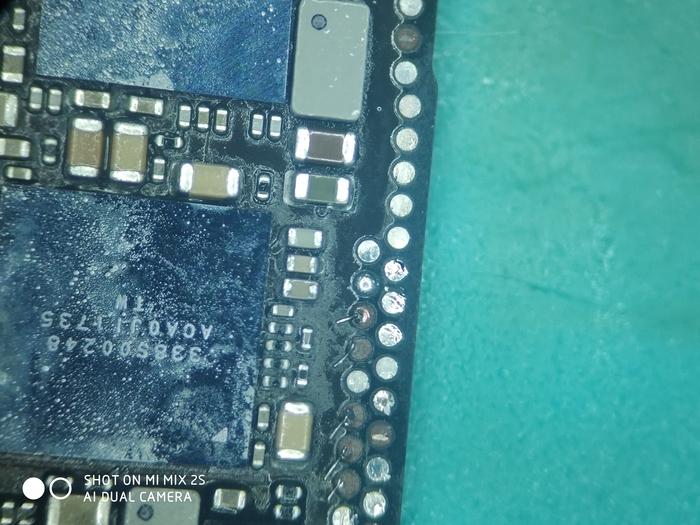 Плата iPhoneX под микроскопом