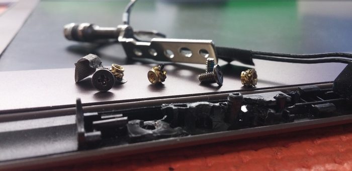 поломанное крепление петель