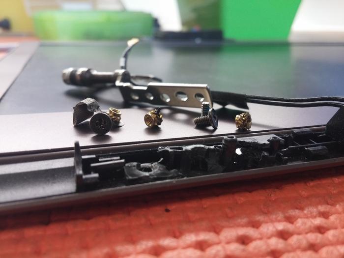 поломанное крепление петель