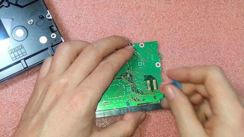 убрать окислы с платы жесткого диска