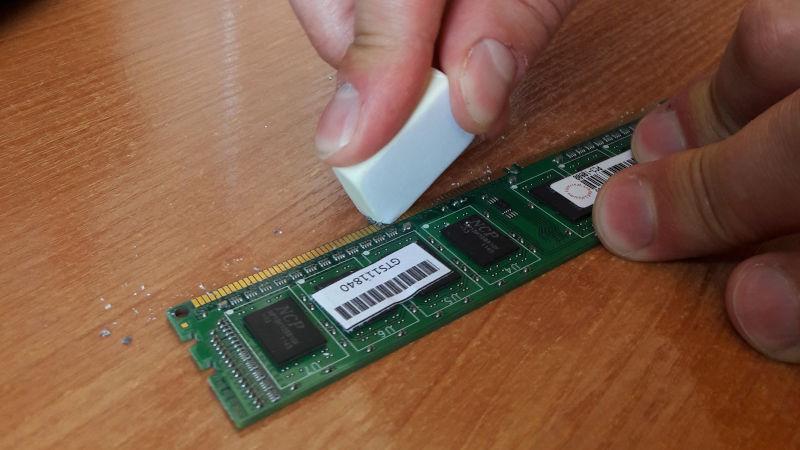 Чистим контакты оперативной памяти